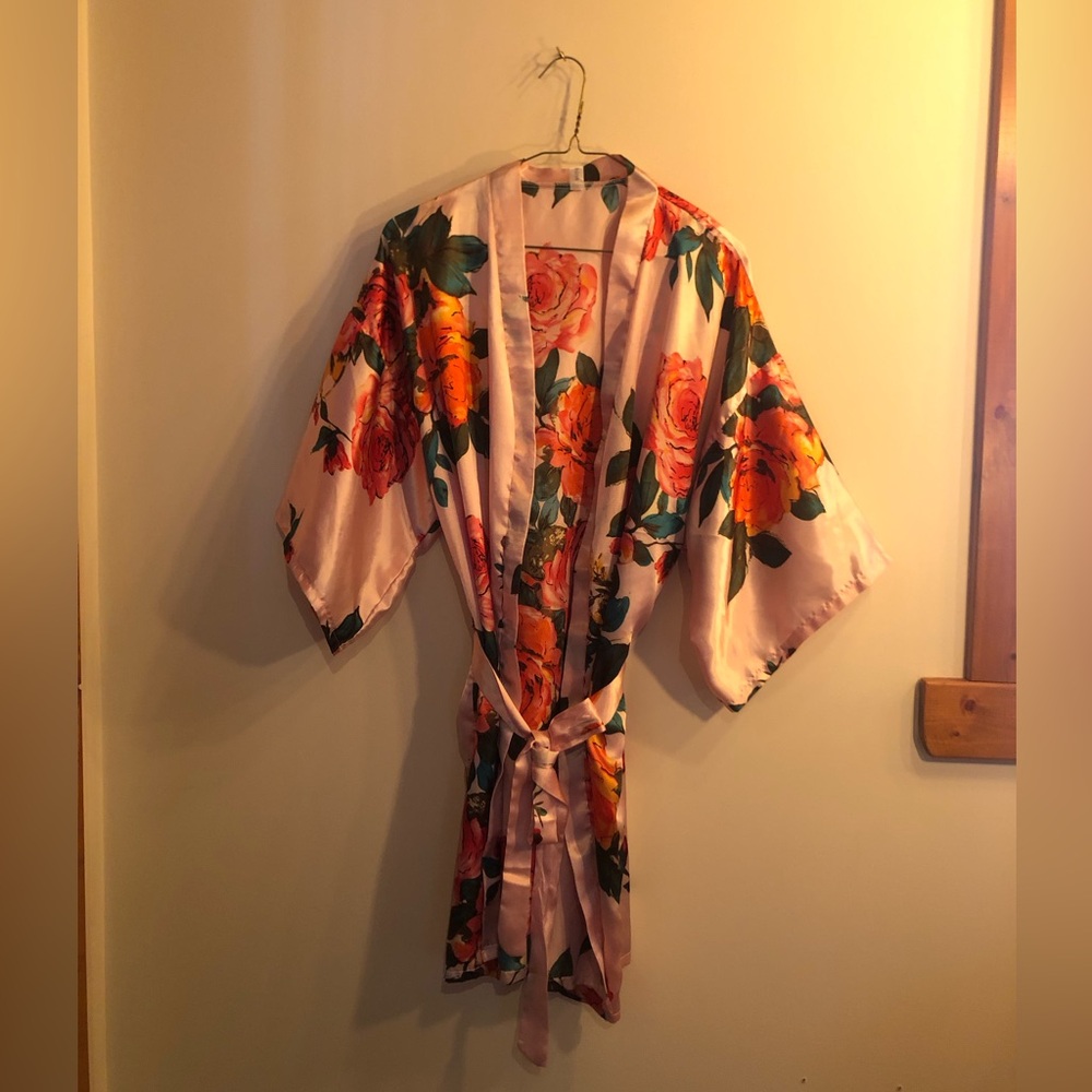 2 for 25$ Elegant floral pink satin bathrobe size S/M  like new